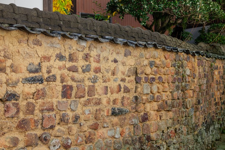 A tonbai wall in Arita, built from salvaged kiln brick and topped with roof tiles