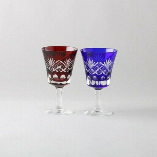 A pair of Edo Kiriko wine-cup goblets cut in the yarai bamboo-fence pattern — diagonal lines crossing at a fixed angle to form a grid of slim diamonds