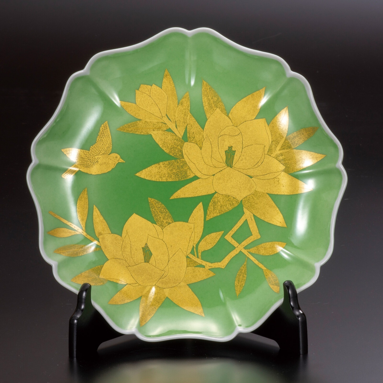 Kutani Kinsai and Yūri-Kinsai close-up &mdash; gold line, field, and raised work