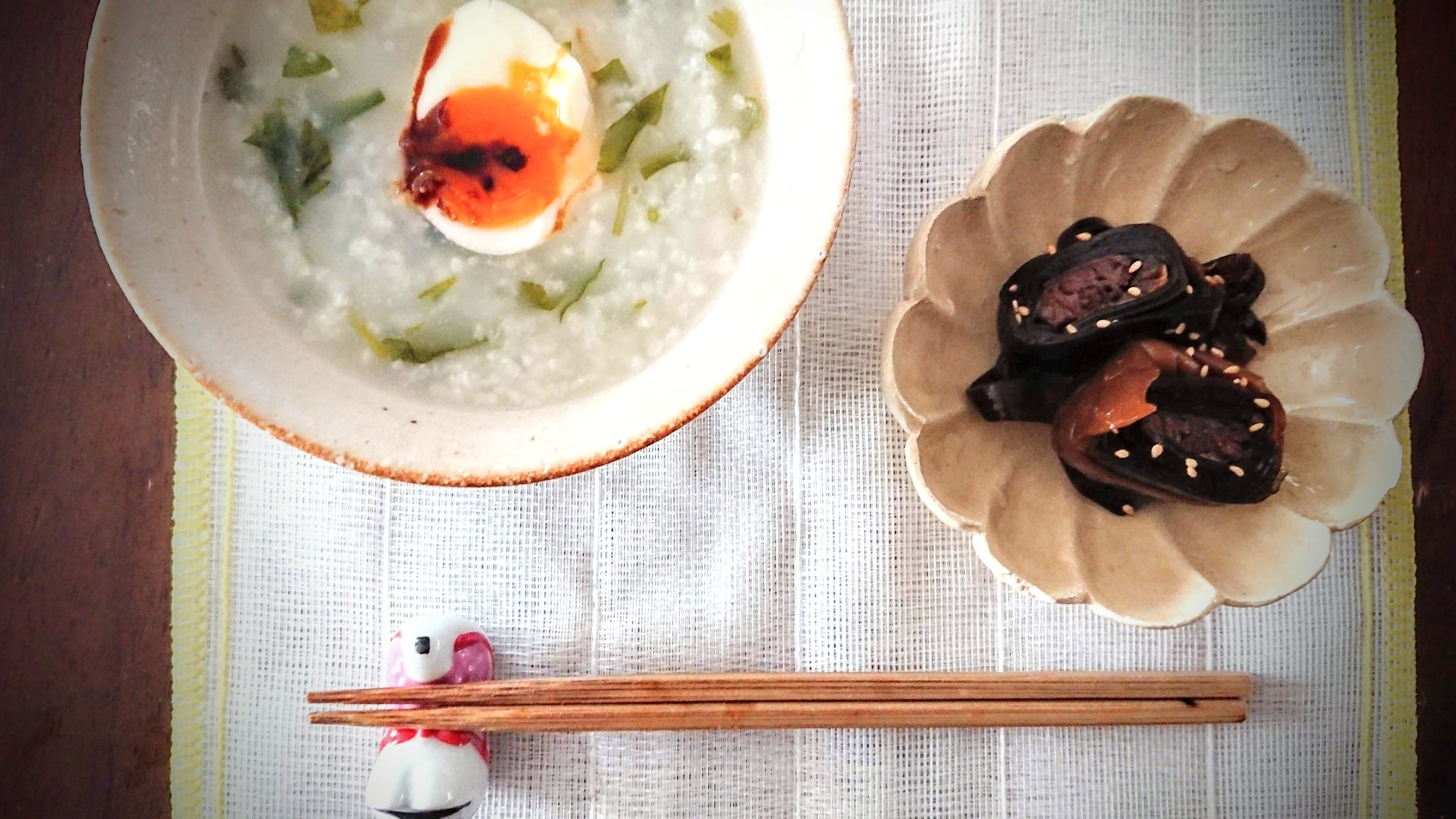 A simple bowl of nanakusa-gayu with seven spring herbs