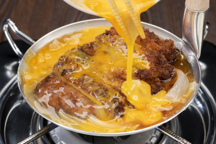 Simmering cutlet with egg